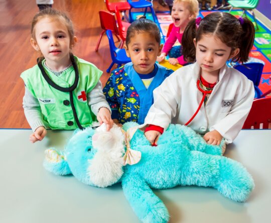 kids-playing-as-doctors