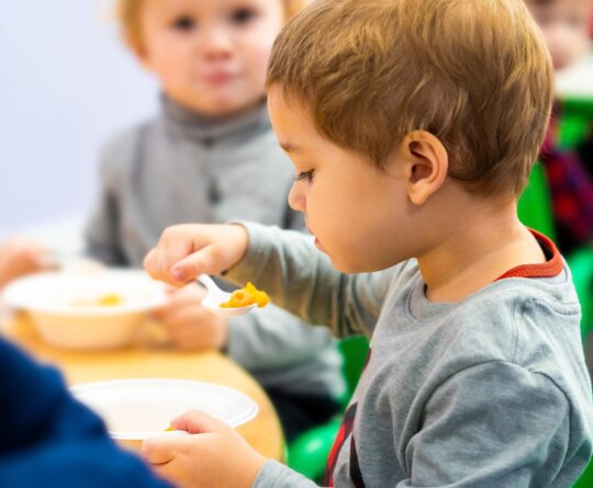 toddler-mealtime-focus-daycare